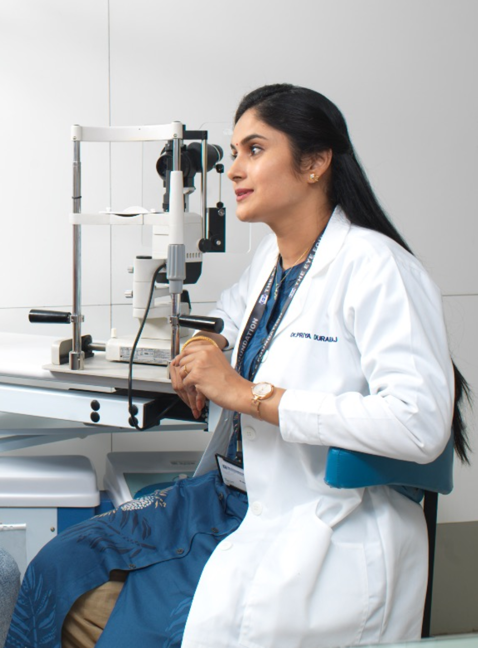Comprehensive Eye Examination by Coimbatore Ophthalmologist coimbatore-ophthalmologist-performing-eye-examination-using-slit-lamp